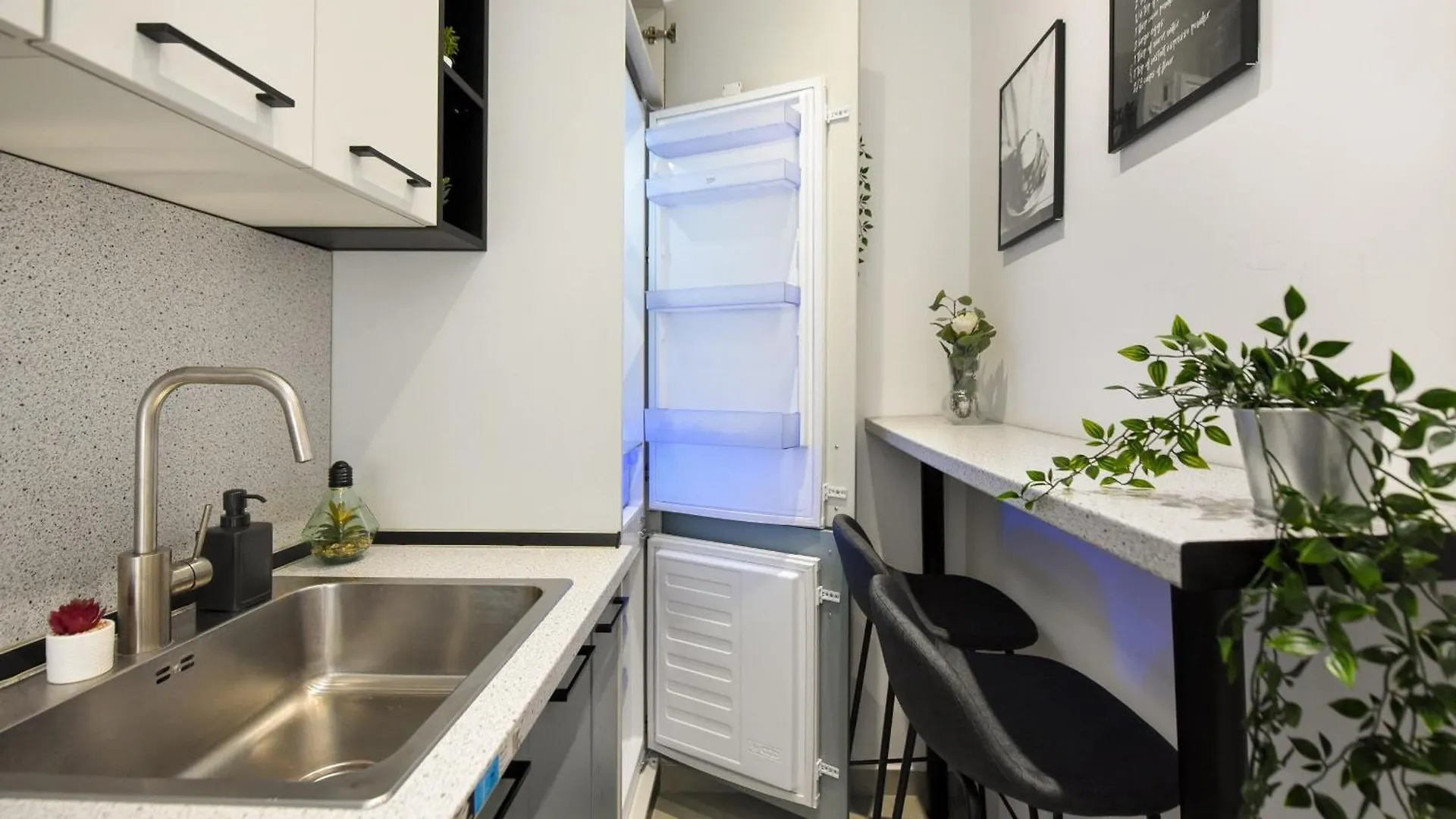 Comfortable 1Br With Balcony In Downtown Bucharest Romania