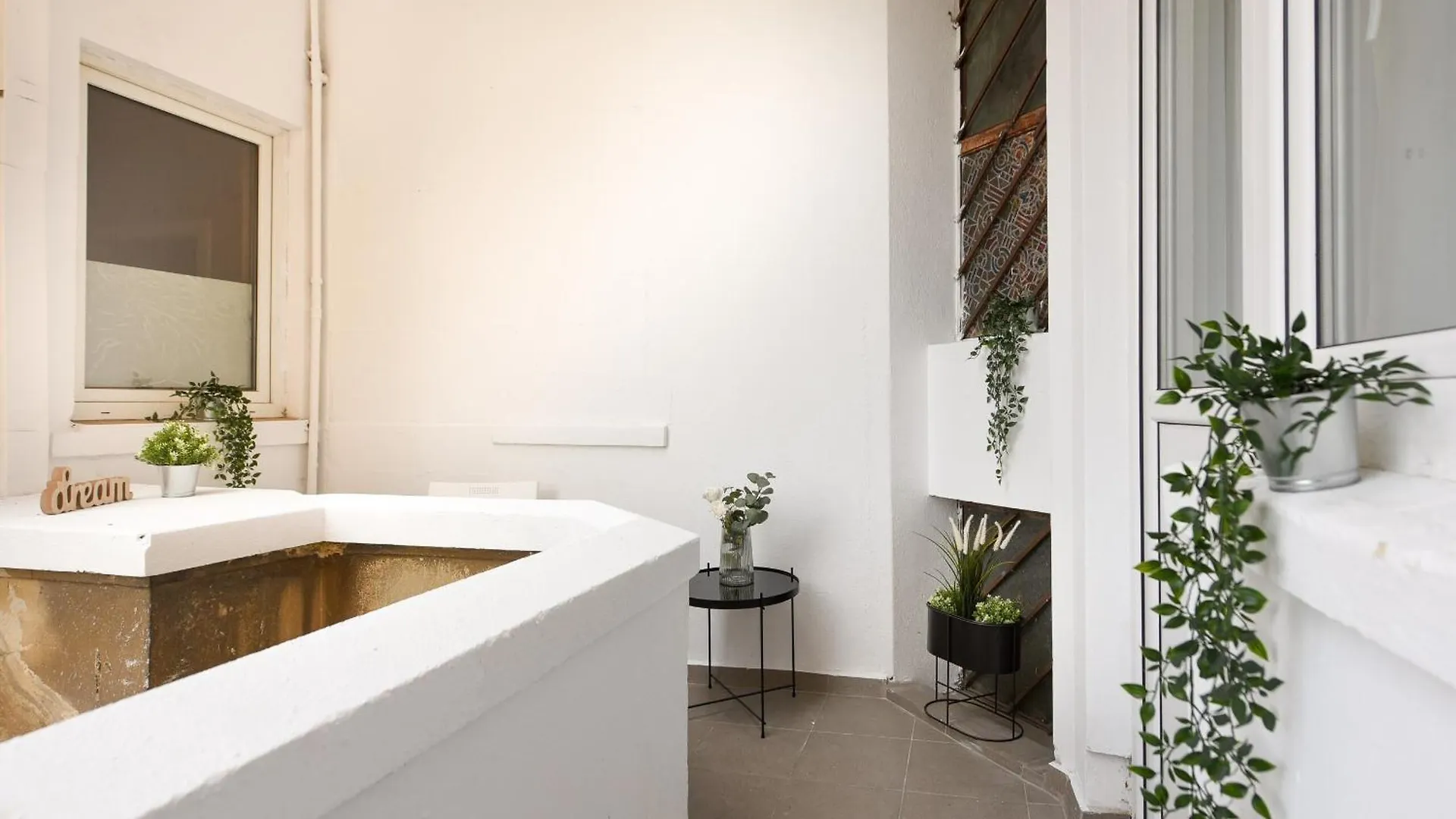 Apartment Comfortable 1Br With Balcony In Downtown Bucharest